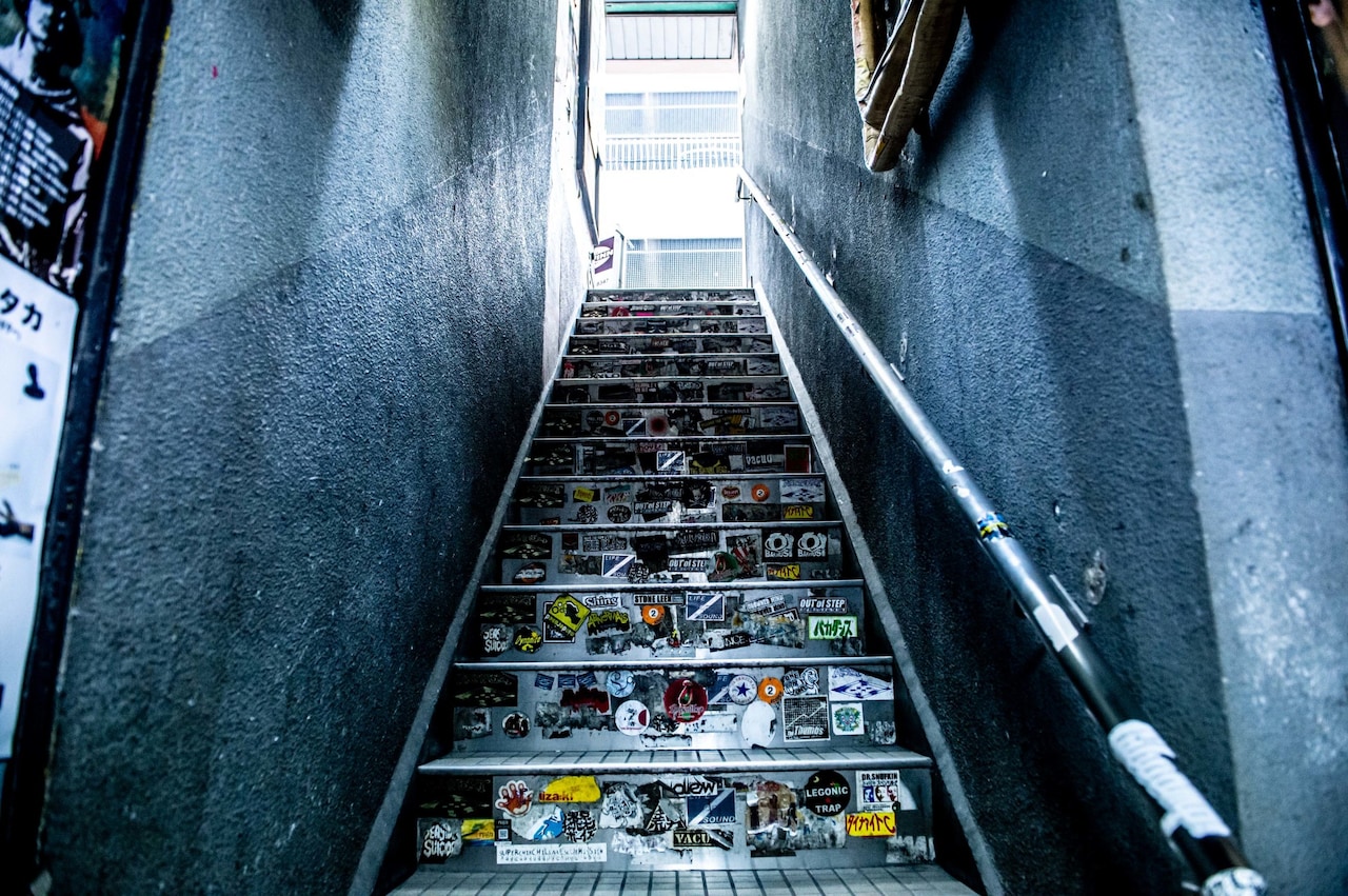 HUCK FINNの受付ブースから地上へと続く階段。