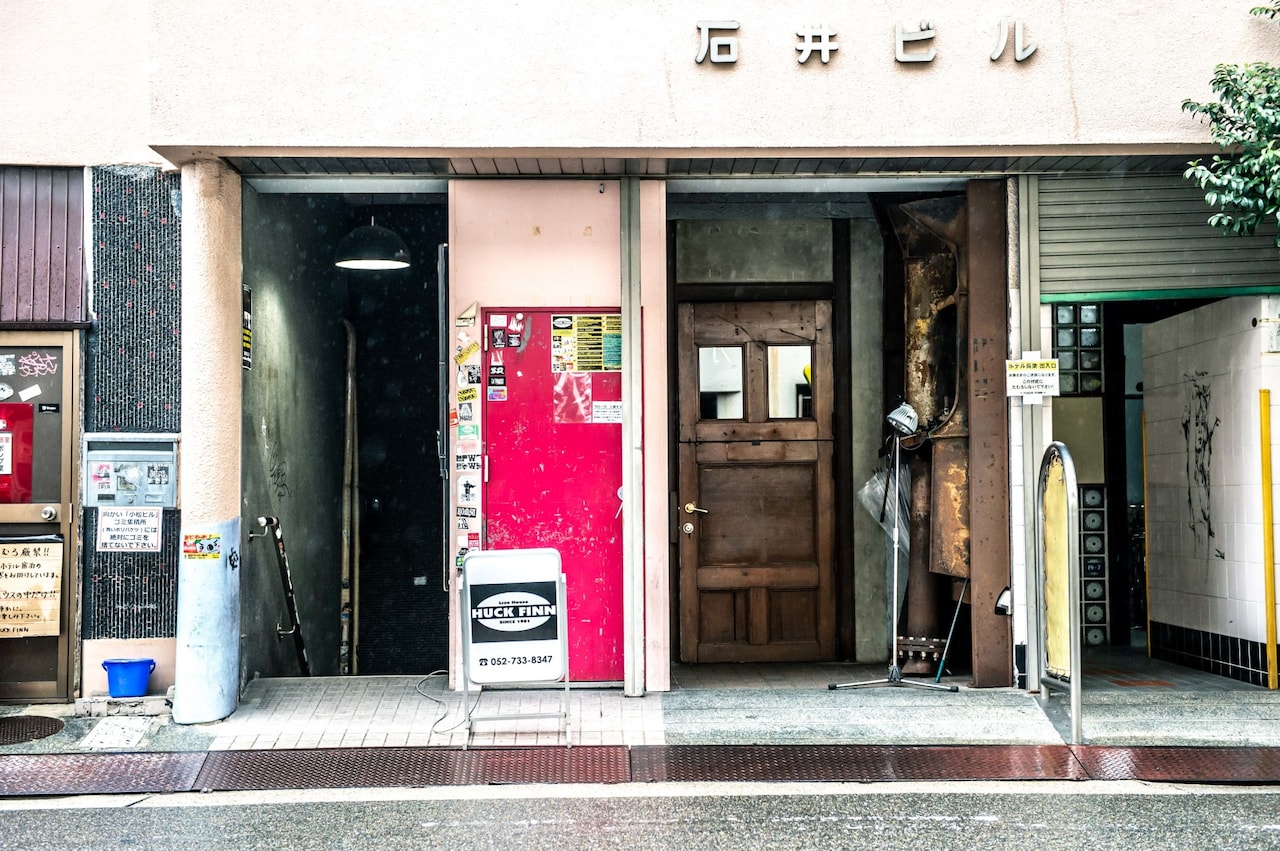 HUCK FINNの入口。