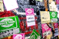 楽屋の壁にはONIONRINGのパスが貼られている。