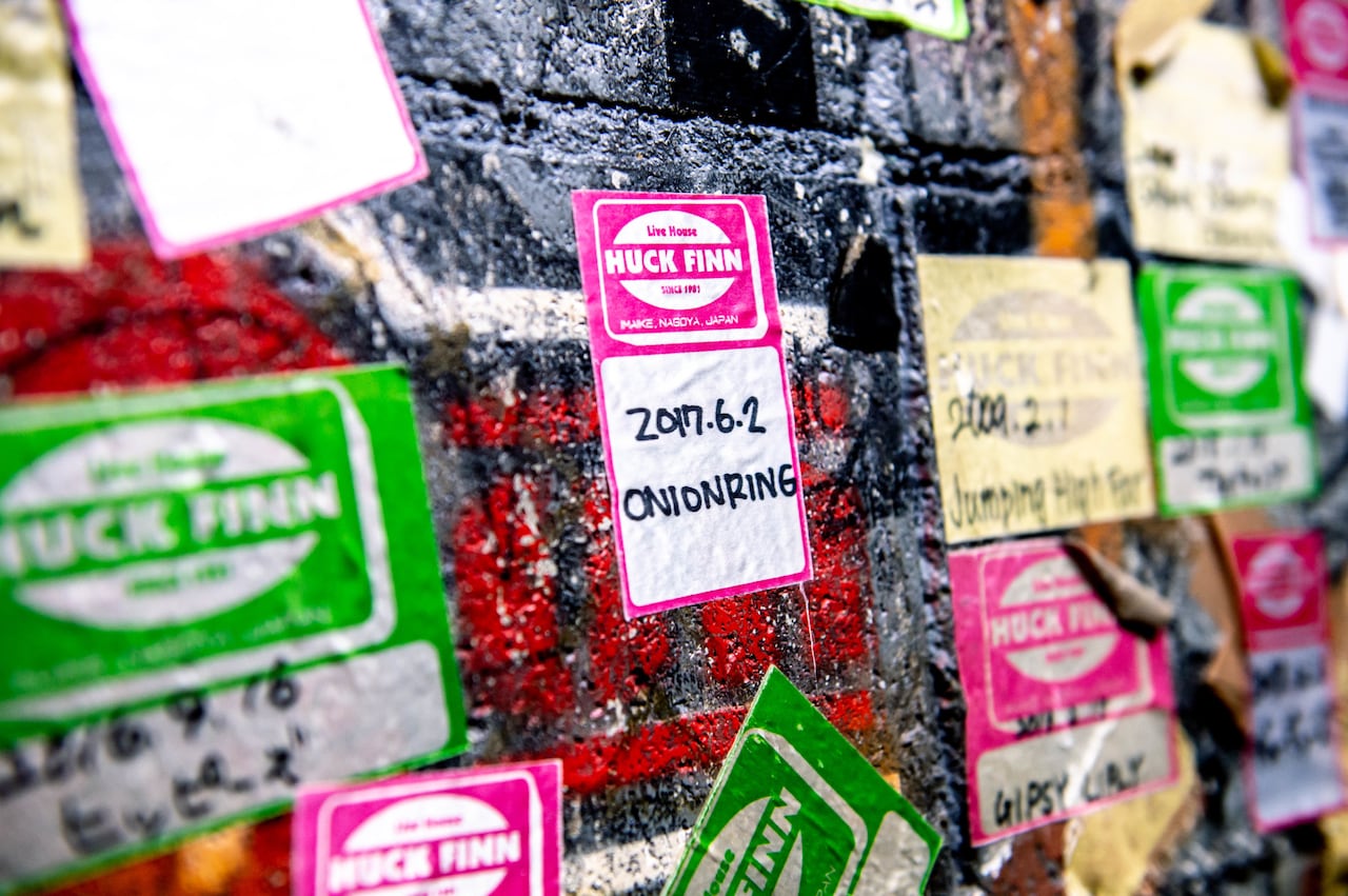 楽屋の壁にはONIONRINGのパスが貼られている。