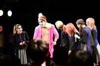 BiSメンバーと白塗りメイクを施された純烈の酒井一圭。