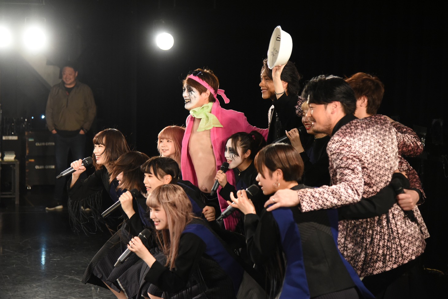 BiSと純烈の記者会見の様子。