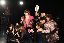 BiSと純烈の記者会見の様子。