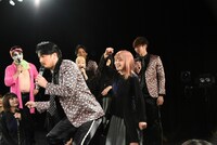 踊る小田井涼平とYUiNA EMPiRE。