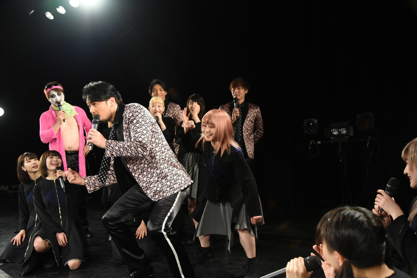 踊る小田井涼平とYUiNA EMPiRE。