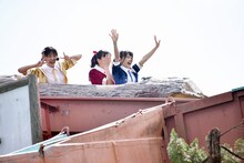 「フリュームライド」に乗って登場する辻野かなみ、坂井仁香、藤本ばんび。