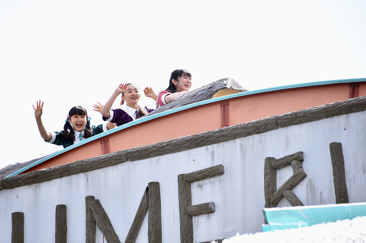 「フリュームライド」に乗って登場する小泉遥香、杏ジュリア、吉川ひより。