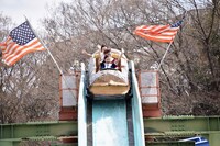 「フリュームライド」に乗って登場する辻野かなみ、坂井仁香、藤本ばんび。