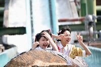 「フリュームライド」に乗って登場する辻野かなみ、坂井仁香、藤本ばんび。