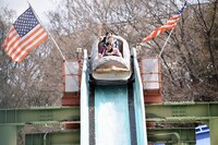 「フリュームライド」に乗って登場する小泉遥香、杏ジュリア、吉川ひより。