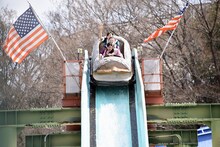 「フリュームライド」に乗って登場する小泉遥香、杏ジュリア、吉川ひより。