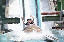 「フリュームライド」に乗って登場する小泉遥香、杏ジュリア、吉川ひより。