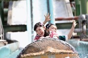 「フリュームライド」に乗って登場する小泉遥香、杏ジュリア、吉川ひより。