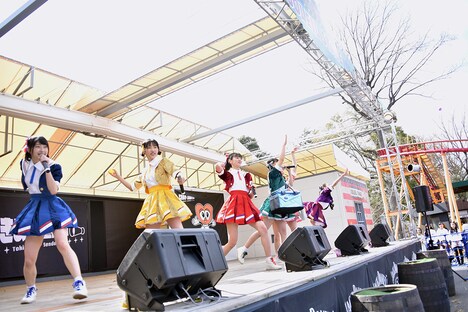 観客に向かってサインボールを投げるときめき▽宣伝部。