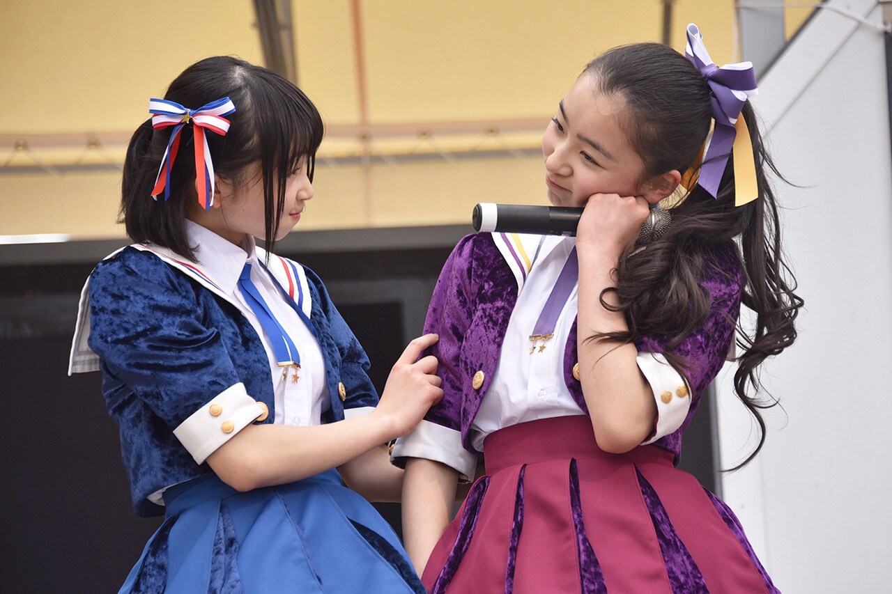 左から辻野かなみ、杏ジュリア。 - とき宣がアトラクションに