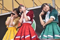 左から藤本ばんび、坂井仁香、吉川ひより。