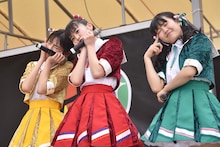 左から藤本ばんび、坂井仁香、吉川ひより。