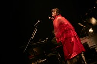 投げキッスする吉澤嘉代子。（撮影：鳥居洋介）