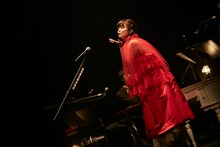 投げキッスする吉澤嘉代子。（撮影：鳥居洋介）