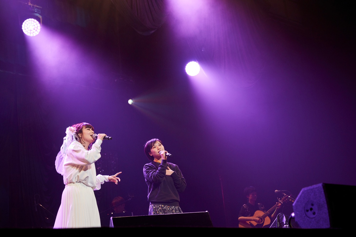 「洋梨」をデュエットする吉澤嘉代子とたなかみさき。（撮影：鳥居洋介）