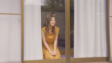 Web動画「おとなりの、にゃんこ。」より白石麻衣（乃木坂46）。