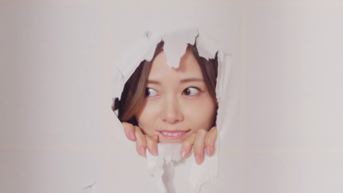 Web動画「おとなりの、にゃんこ。」より白石麻衣（乃木坂46）。