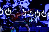 あきらかにあきら（B, Cho）（撮影：鈴木公平）