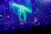 ポルノグラフィティ「16th ライヴサーキット"UNFADED"」三重・三重県営サンアリーナ公演の様子。（写真提供：SMEレコーズ）