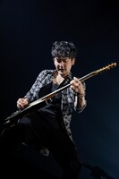 新藤晴一（G）（写真提供：SMEレコーズ）