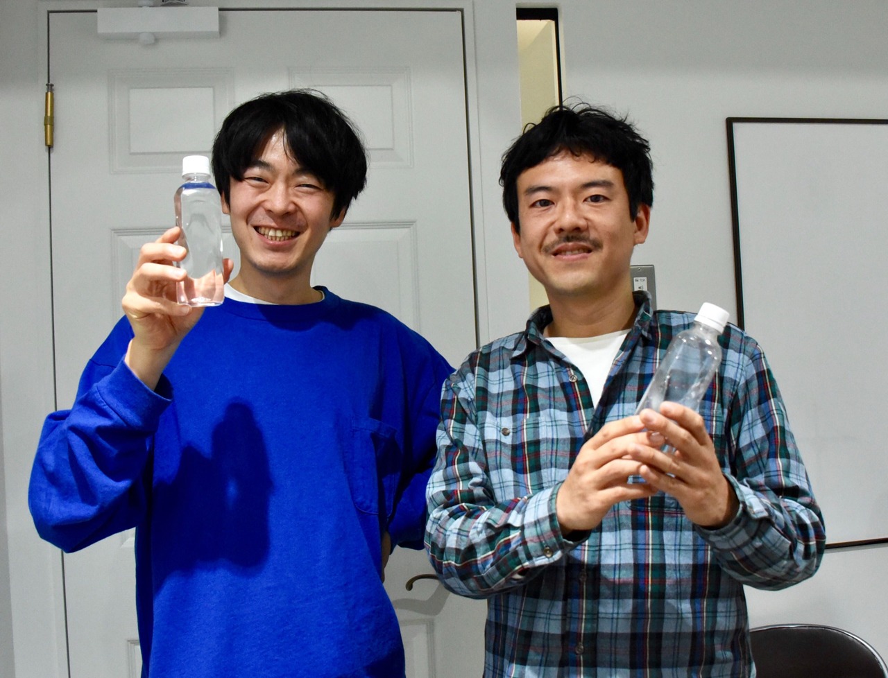 ペットボトルを持つ角張渉とあだち麗三郎。