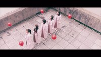 日向坂46「Footstep」ミュージックビデオのワンシーン。