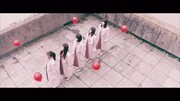 日向坂46「Footstep」ミュージックビデオのワンシーン。