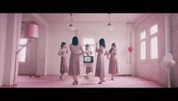 日向坂46「Footstep」ミュージックビデオのワンシーン。