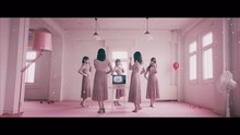 日向坂46「Footstep」ミュージックビデオのワンシーン。