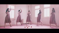 日向坂46「Footstep」ミュージックビデオのワンシーン。