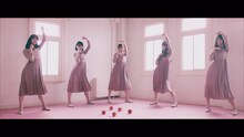 日向坂46「Footstep」ミュージックビデオのワンシーン。