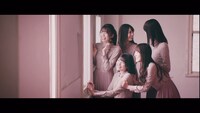 日向坂46「Footstep」ミュージックビデオのワンシーン。