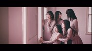 日向坂46「Footstep」ミュージックビデオのワンシーン。