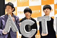 左から宮藤官九郎、尾崎世界観（クリープハイプ）、DJ 松永（Creepy Nuts）。