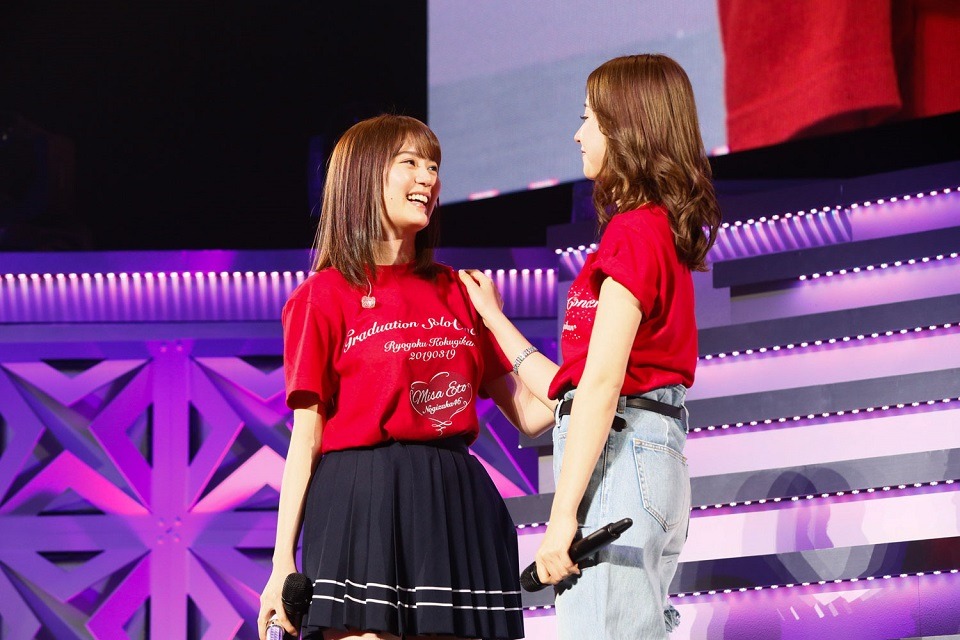 左から生田絵梨花、衛藤美彩。（写真提供：ソニー・ミュージックレーベルズ）