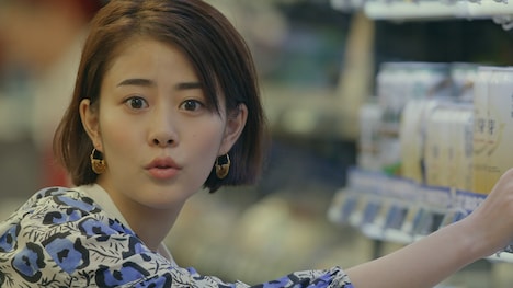 アサヒビール「クリアアサヒ」新CM「櫻井さん とりあえず買ってみます」編より。