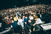 終演後に撮影されたCRCK/LCKSとものんくるの記念写真。