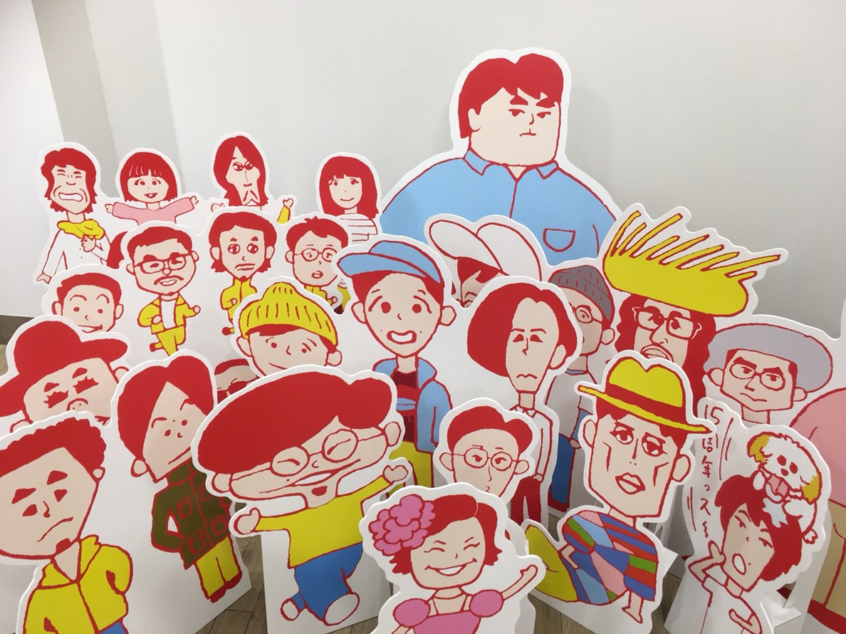 ポップアップストア内に展示される、カクバリズム所属アーティストのイラストパネル。