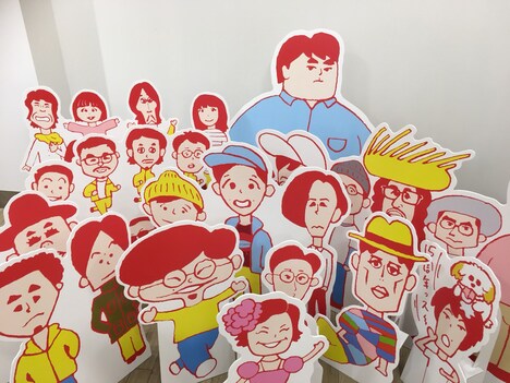 ポップアップストア内に展示される、カクバリズム所属アーティストのイラストパネル。