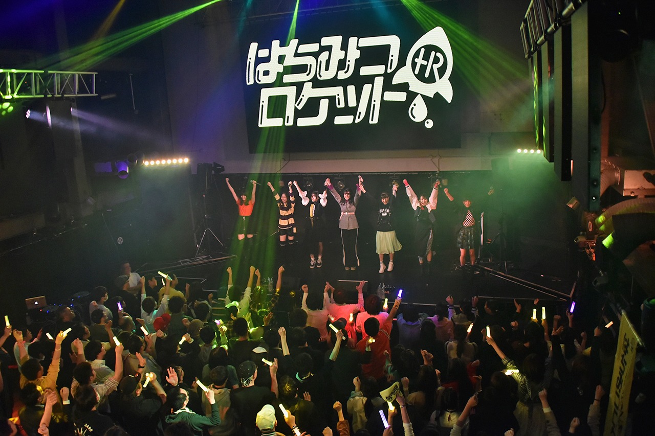 はちみつロケット「忠犬ハチ公」リリース記念イベントの様子。