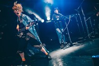 左から藤田（B）、中村郁香（Key）。（Photo by Kana Tarumi）