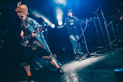 左から藤田（B）、中村郁香（Key）。（Photo by Kana Tarumi）