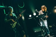 左から藤田（B）、中村郁香（Key）。（Photo by Kana Tarumi）