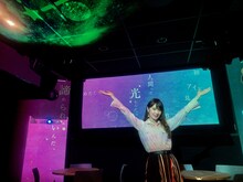 「『トラペジウム』カフェ / ギャラリー」を訪れた高山一実（乃木坂46）。