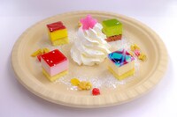 「『トラペジウム』カフェ / ギャラリー」の“トラぺジウムケーキプレート”。